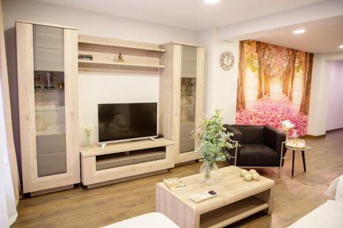 TV a/nebo společenská místnost v ubytování LUXURY New Apartment CITY CENTRE & BEACH, Alicante