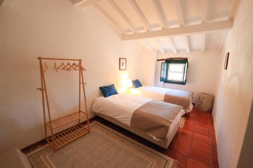 a bedroom with two beds in a room at Monte de Bordalos in Monte de Bordalos