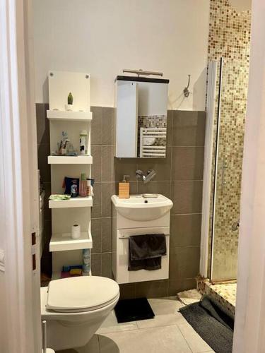 une salle de bain avec toilettes et lavabo dans l'établissement Apartment Paris - Tour Eiffel - Bail Mobilité, à Paris