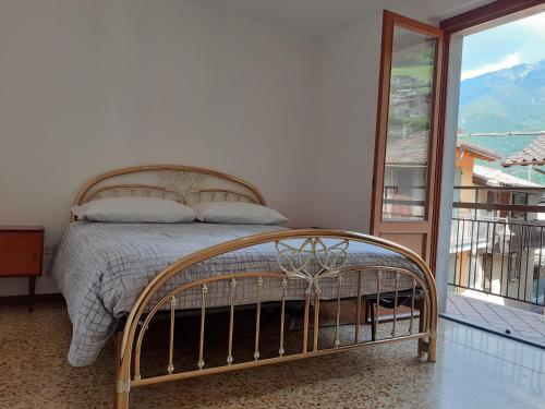 Un dormitorio con una cama y una ventana grande. en Casa Cima Villa, en Ardesio