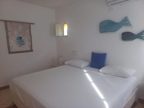 Una cama o camas en una habitación de Hotel - Residencial Madrugada