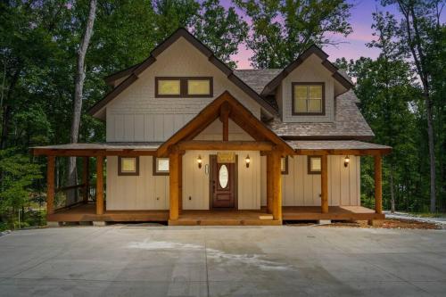 Una casa con un gran camino de entrada al frente. en The Starling Bear Den on Lake Keowee, en West Union