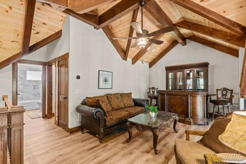 Zona de estar de The Starling Bear Den on Lake Keowee