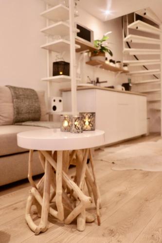 a table in the middle of a living room at Cavalli's Cottage in Bilthoven