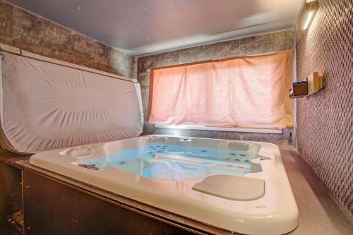 Koupelna v ubytování Chalet Niyama - Avec jacuzzi et station à pied
