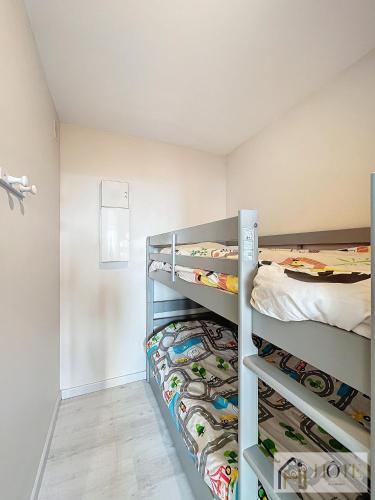 - une chambre avec 2 lits superposés et une chambre avec dans l'établissement Sable & Horizon - Vue Mer - 7e étages, à Bray-Dunes