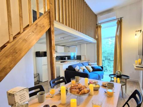 un salon avec une table et un canapé bleu dans l'établissement coocon - coeur de ville - terrasse, à Nîmes