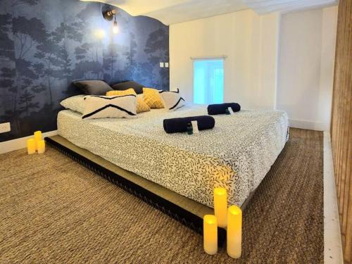 - une chambre avec un grand lit aux jambes jaunes dans l'établissement coocon - coeur de ville - terrasse, à Nîmes