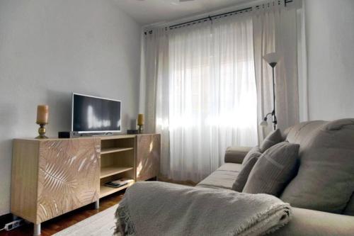 Μια τηλεόραση ή/και κέντρο ψυχαγωγίας στο Piso tranquilo y acogedor a 3 min a pie del centro