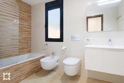 ein Badezimmer mit Toilette, Badewanne und Waschbecken in der Unterkunft Villa Alex by Abahana Villas in Benissa