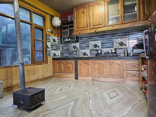 Kuchyň nebo kuchyňský kout v ubytování Jon Snow Cafe & Home Stay