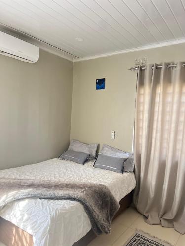 Una cama o camas en una habitación de Edna Villas