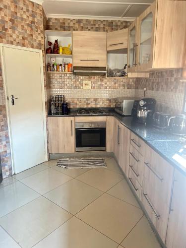 Una cocina o cocineta en Edna Villas