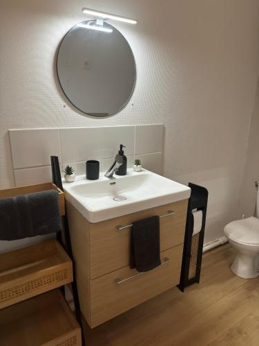 une salle de bain avec un lavabo et un miroir au mur dans l'établissement Studio 13005 quartier la timone, à Marseille