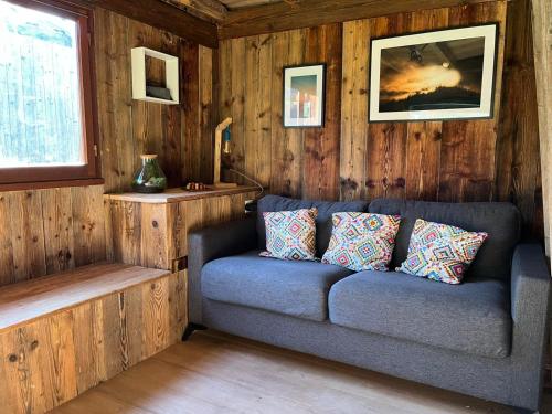 Ein Sitzbereich in der Unterkunft Chalet cabane pleine nature
