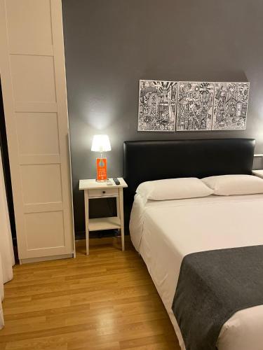 a bedroom with a bed and a table with a lamp at Hostal El Ninot in Barcelona