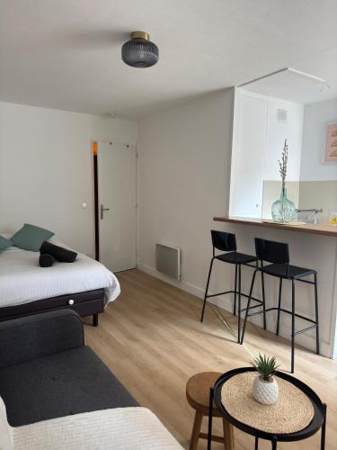 une chambre avec un lit et une table et une cuisine dans l'établissement Studio 13005 quartier la timone, à Marseille