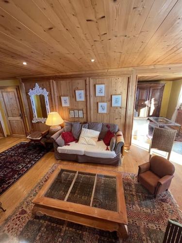 un salon avec un canapé et une table basse dans l'établissement Très bel appartement à Megève, à Megève