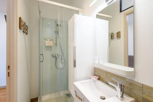 A bathroom at Studio cosy avenue de la mer