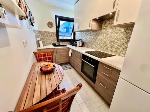 - une cuisine avec une table en bois et un bol de fruits dans l'établissement 2 Pieces 50m2 proche metro, à Levallois-Perret