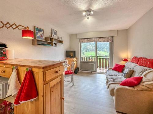 un salon avec un canapé et une table dans l'établissement Le Petit Sylvio, au Grand-Bornand