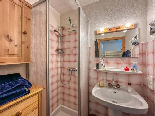 une salle de bain avec un lavabo et une douche dans l'établissement Le Petit Sylvio, au Grand-Bornand