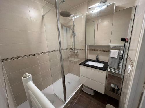 une salle de bain avec douche et lavabo dans l'établissement 2 Pieces 50m2 proche metro, à Levallois-Perret