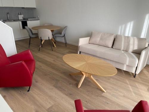 ホルムにあるAppartement Eb en Vloedのソファとテーブルと椅子のあるリビングルーム