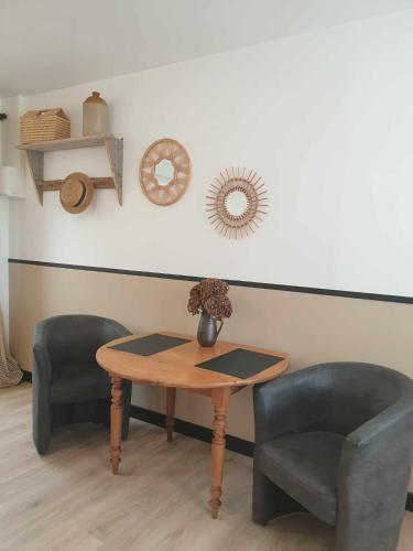 a table and two chairs in a room at Le Moole Veld in Steenbecque
