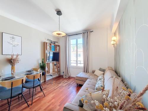 un salon avec un canapé et une table dans l'établissement Nestor&Jeeves - FEI HOME - Port - Modern, à Nice