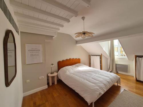 - une chambre avec un lit blanc et un plafond dans l'établissement Poreč, Appartement lumineux vue sur la Cathédrale, à Reims
