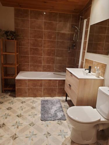 une salle de bain avec une baignoire, des toilettes et un lavabo dans l'établissement The Railway Cottage at Montazels, à Espéraza