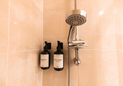 - deux bouteilles de vin sur un mur dans une douche dans l'établissement l'évidence-Bâle-Aéroport-Lockeys, à Saint-Louis