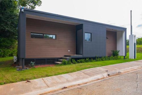 a small black house on a street at Casa para Vacacionar Increible en Bejuco in Loma