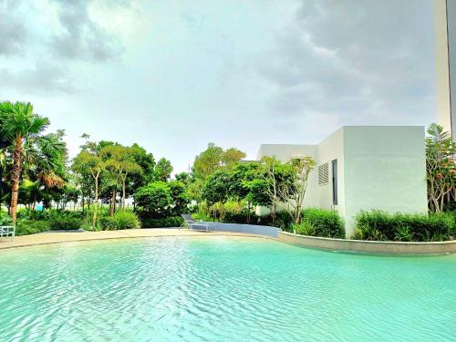 Mayabay Residence Gamuda Cove - LabuhSenja Homestayの敷地内または近くにあるプール