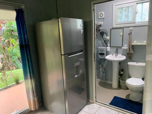 Et badeværelse på Ojochal maison moderne piscine creusée