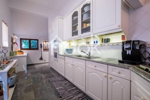 Dapur atau dapur kecil di The Lake House by NOOK