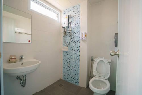ハジャイにあるSritrang Placeのバスルーム(トイレ、洗面台付)