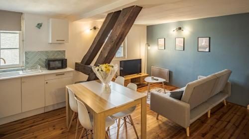 une cuisine et un salon avec une table et des chaises dans l'établissement Duplex Poincaré - Proche Hôtel de Ville - 4 pers, à Troyes