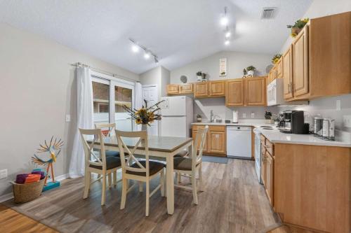 a kitchen with a table and chairs in a room at Peaceful Pearl Retreat- 5 Minutes to Downtown, 10 Minutes to Beach in St. Augustine