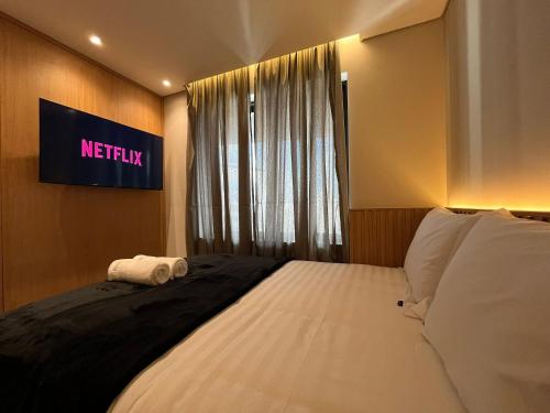 a bedroom with a bed with two towels on it at Flat Hotel Slaviero GRU 2 Quartos até 6p | Delfhy in Vila Gopoúva