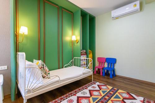 Postel nebo postele na pokoji v ubytování La Habana Hua Hin by MKC Leisure Host