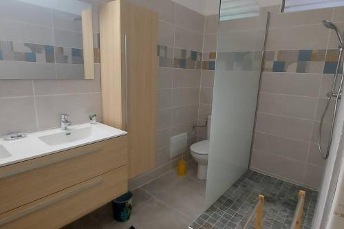 Un baño de Logement spacieux 20 m plage