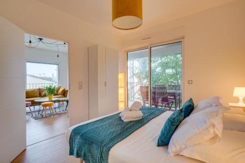 une chambre avec un lit avec un ours en peluche dessus dans l'établissement MDOR Le Darwin - Terrasse et parking privé, à Bordeaux