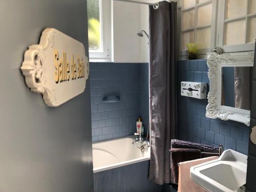 ein Badezimmer mit Badewanne und Waschbecken in der Unterkunft Villa EVA Deluxe Bray-dunes Beach in Bray-Dunes