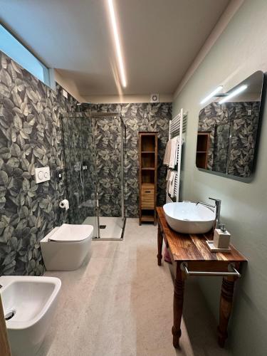 a bathroom with two sinks and a shower at La Valle del Re - Agriturismo in Medesano