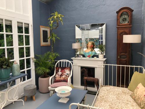 Eine Frau in einem Spiegel in einem Zimmer in der Unterkunft Villa EVA Deluxe Bray-dunes Beach in Bray-Dunes