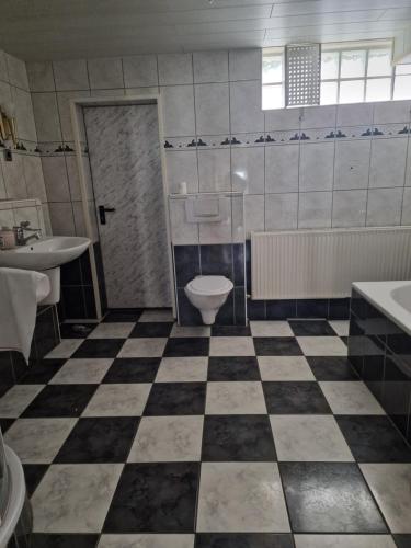 HilchenbachにあるSiegener Straßeのトイレと洗面台付きのバスルーム