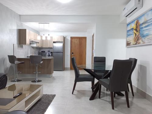 Una cocina y un comedor con mesa y sillas. en Boca del Mar III, apartamento 706A, en Boca Chica