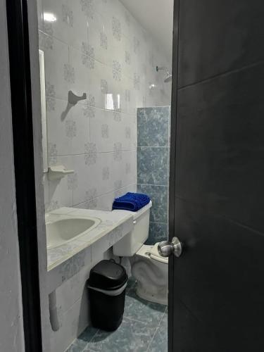 a bathroom with a sink and a toilet at Hotel y Restaurante Macumba in Río Lagartos